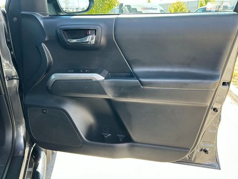Used 2018 Toyota Tacoma Limited AWD/4WD image 28