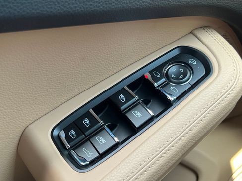 Certified 2025 Porsche Macan AWD/4WD image 38