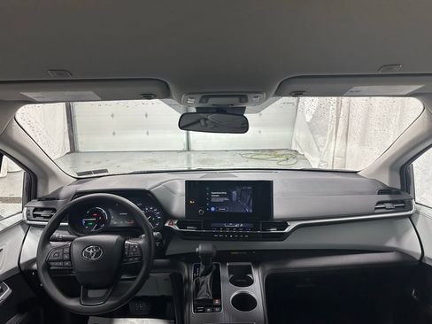 Used 2025 Toyota Sienna LE image 43