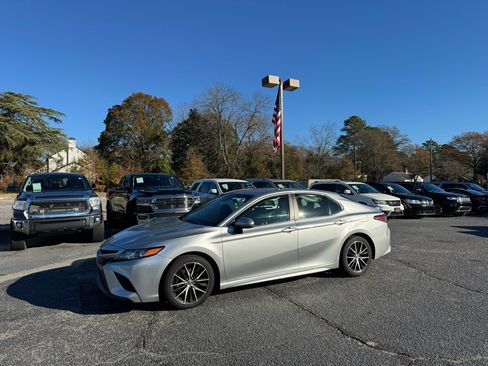 Used 2018 Toyota Camry SE image 2