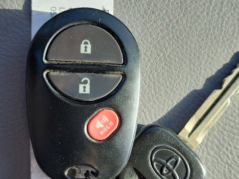 Used 2013 Toyota Highlander 4WD w/ Cold Weather Pkg image 32