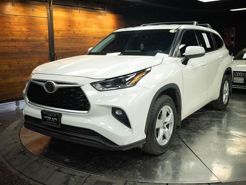 Used 2021 Toyota Highlander LE AWD/4WD image 2