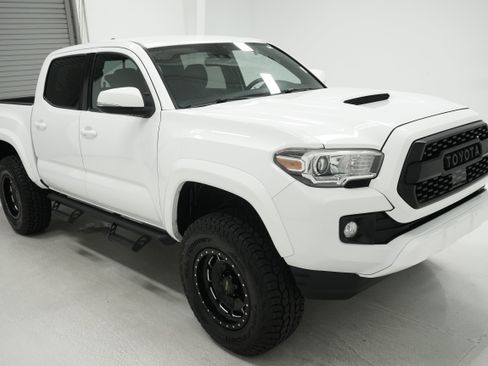Used 2018 Toyota Tacoma TRD Sport w/ Technology Package AWD/4WD image 3