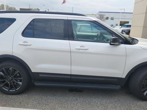 Used 2017 Ford Explorer XLT w/ XLT Appearance Package image 14