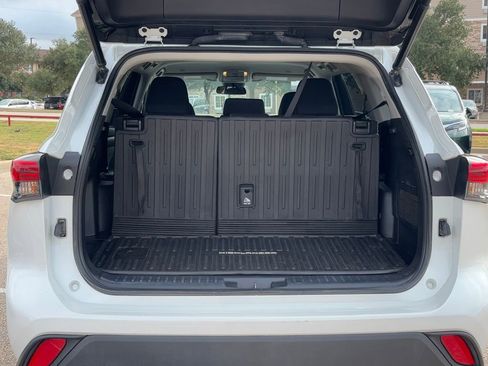 Used 2023 Toyota Highlander LE image 8