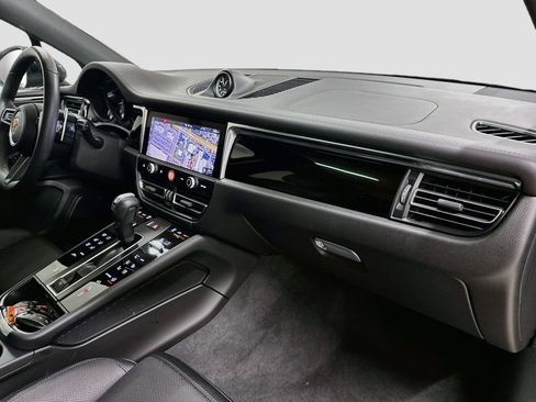 Certified 2025 Porsche Macan AWD/4WD image 30