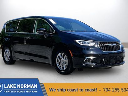 Used 2025 Chrysler Pacifica Select