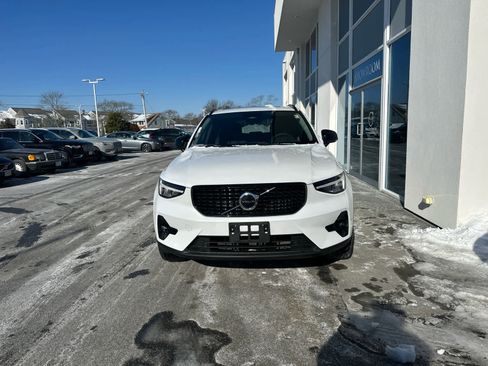 Used 2023 Volvo XC40 B5 Plus w/ Climate Package image 4
