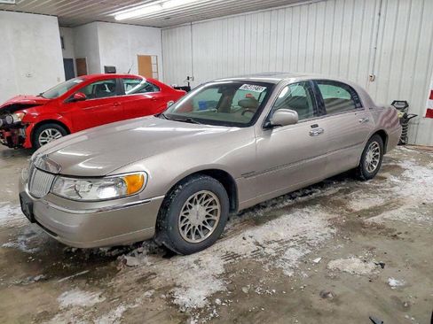 Used 2002 Lincoln Town Car Signature image 3