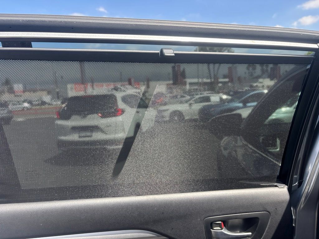 Used 2015 Toyota Highlander XLE FWD image 19