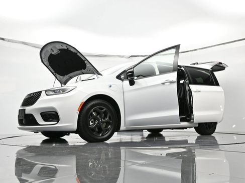 Used 2024 Chrysler Pacifica Select image 50