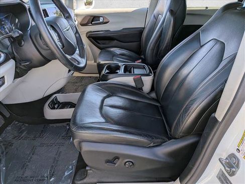 Used 2017 Chrysler Pacifica Touring-L FWD image 23