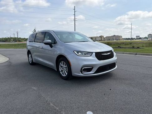 Used 2023 Chrysler Pacifica Touring-L FWD image 8