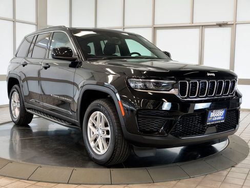 Used 2024 Jeep Grand Cherokee Laredo X AWD/4WD image 2