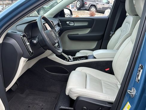 Used 2023 Volvo XC40 B5 Plus w/ Climate Package image 11