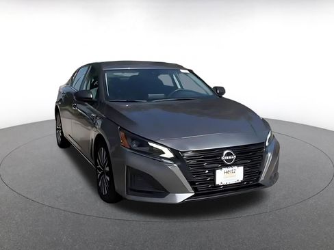Used 2025 Nissan Altima 2.5 SV FWD image 2