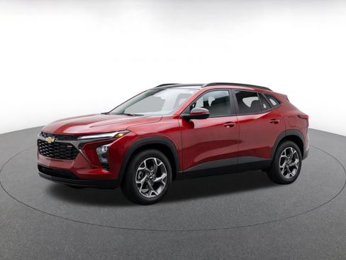 Used 2025 Chevrolet Trax LT w/ LT Convenience Package FWD image 3