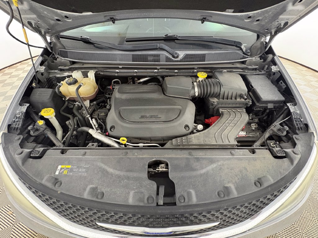 Used 2019 Chrysler Pacifica Touring-L FWD image 34