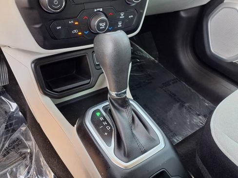 Used 2019 Jeep Renegade Latitude FWD image 6