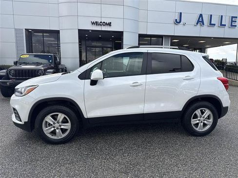 Used 2022 Chevrolet Trax LT w/ LT Convenience Package AWD/4WD image 2