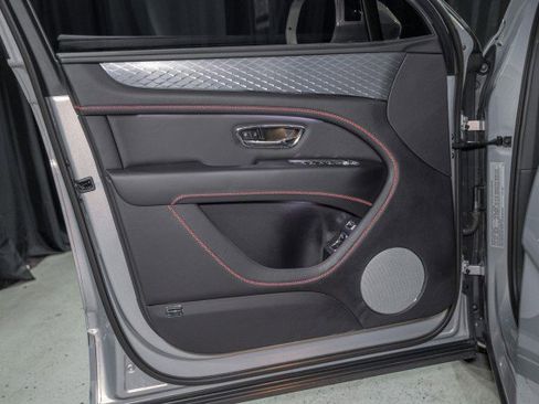 Used 2023 Bentley Bentayga Plug-In Hybrid image 10