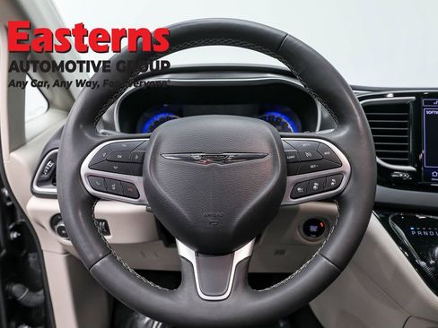 Used 2023 Chrysler Pacifica Touring-L FWD image 10