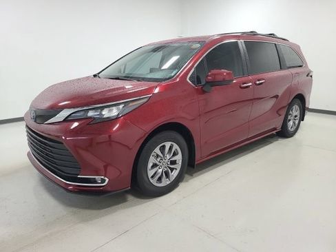 Certified 2024 Toyota Sienna XLE AWD/4WD image 3