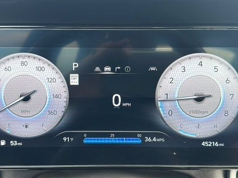 Used 2025 Hyundai Elantra Limited FWD image 2