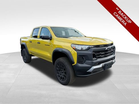 Used 2024 Chevrolet Colorado Trail Boss w/ Technology Package AWD/4WD image 9