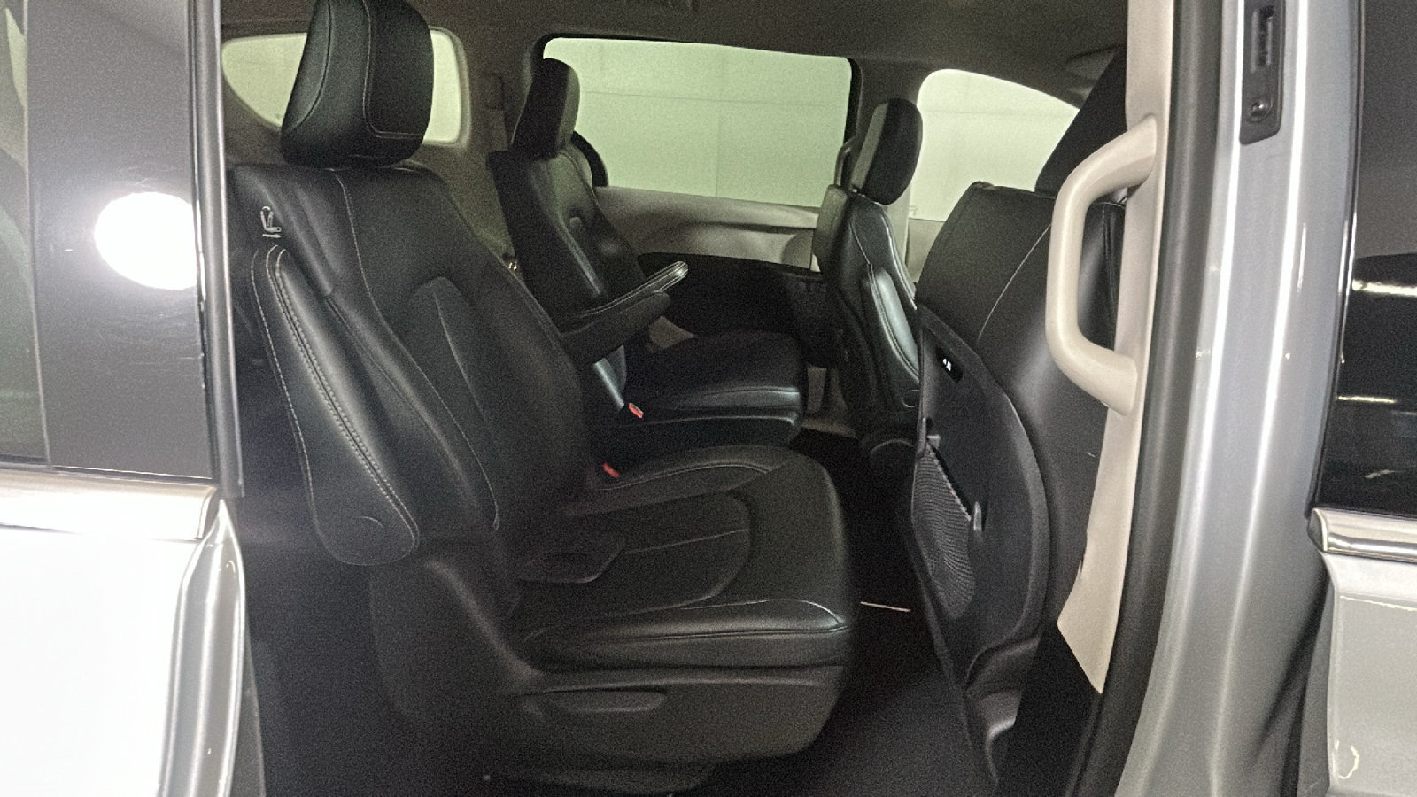 Used 2024 Chrysler Pacifica Limited FWD image 33