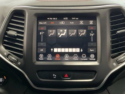 Used 2019 Jeep Cherokee Trailhawk AWD/4WD image 24