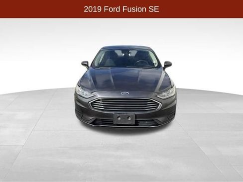 Used 2019 Ford Fusion SE FWD image 2