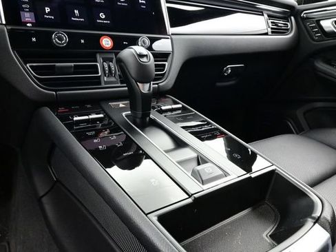 Certified 2025 Porsche Macan AWD/4WD image 11
