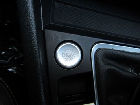 Used 2025 Volkswagen Jetta SE image 46