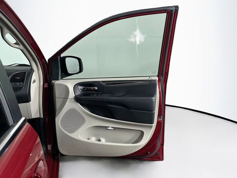 Used 2014 Chrysler Town & Country Touring FWD image 31