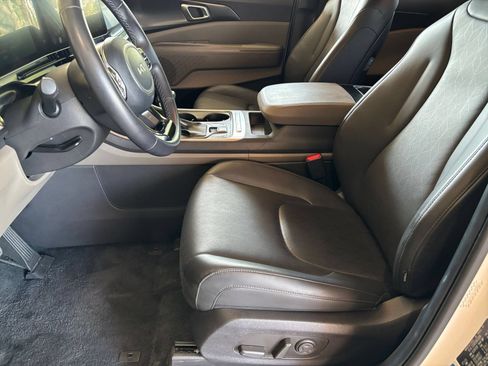 Used 2026 Kia Carnival FWD image 24