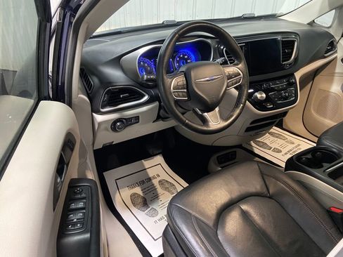 Used 2020 Chrysler Pacifica Touring-L image 6