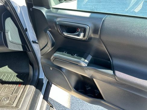 Used 2020 Toyota Tacoma TRD Sport w/ TRD Premium Sport Package AWD/4WD image 13