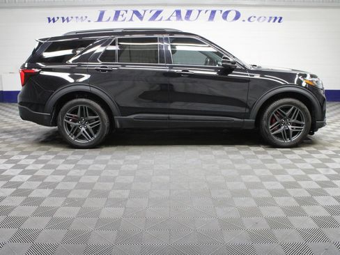 Used 2025 Ford Explorer ST-Line w/ ST-Line Street Pack AWD/4WD image 2