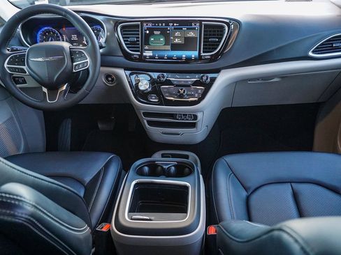 Used 2024 Chrysler Pacifica Touring-L image 15