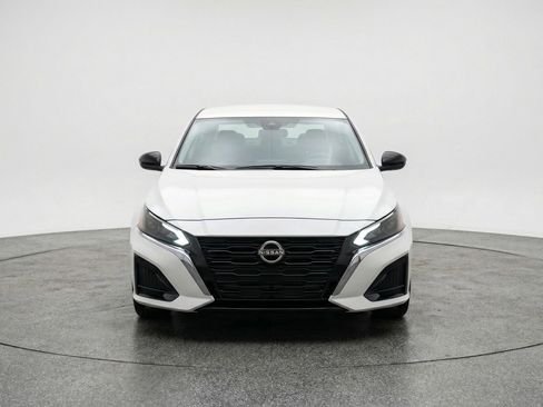 Used 2025 Nissan Altima 2.5 SV FWD image 2
