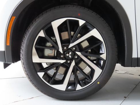 New 2025 Mitsubishi Outlander SE image 26