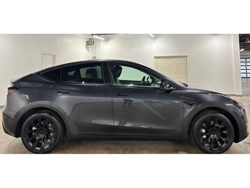 Used 2024 Tesla Model Y Long Range RWD image 8