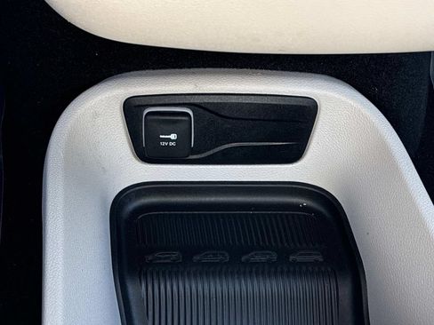 Used 2023 Chrysler Pacifica Touring-L FWD image 34