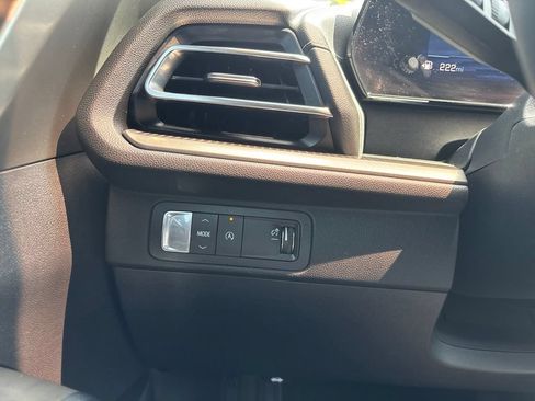 Used 2025 Chevrolet Traverse LT w/ Driver Confidence Package FWD image 37