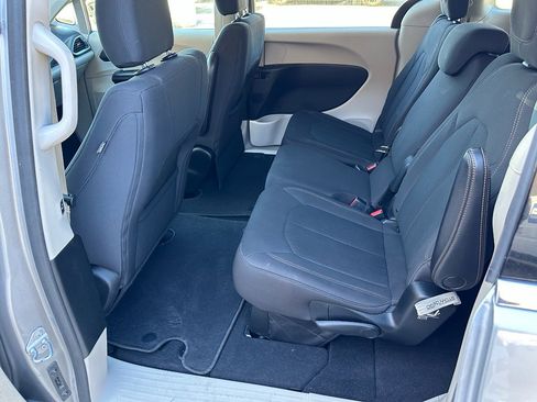 Used 2017 Chrysler Pacifica Touring image 25