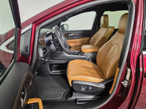 Used 2023 Chrysler Pacifica Pinnacle image 13