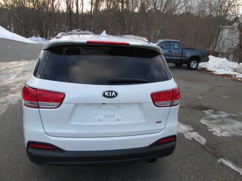 Used 2016 Kia Sorento LX w/ LX Convenience Package image 9