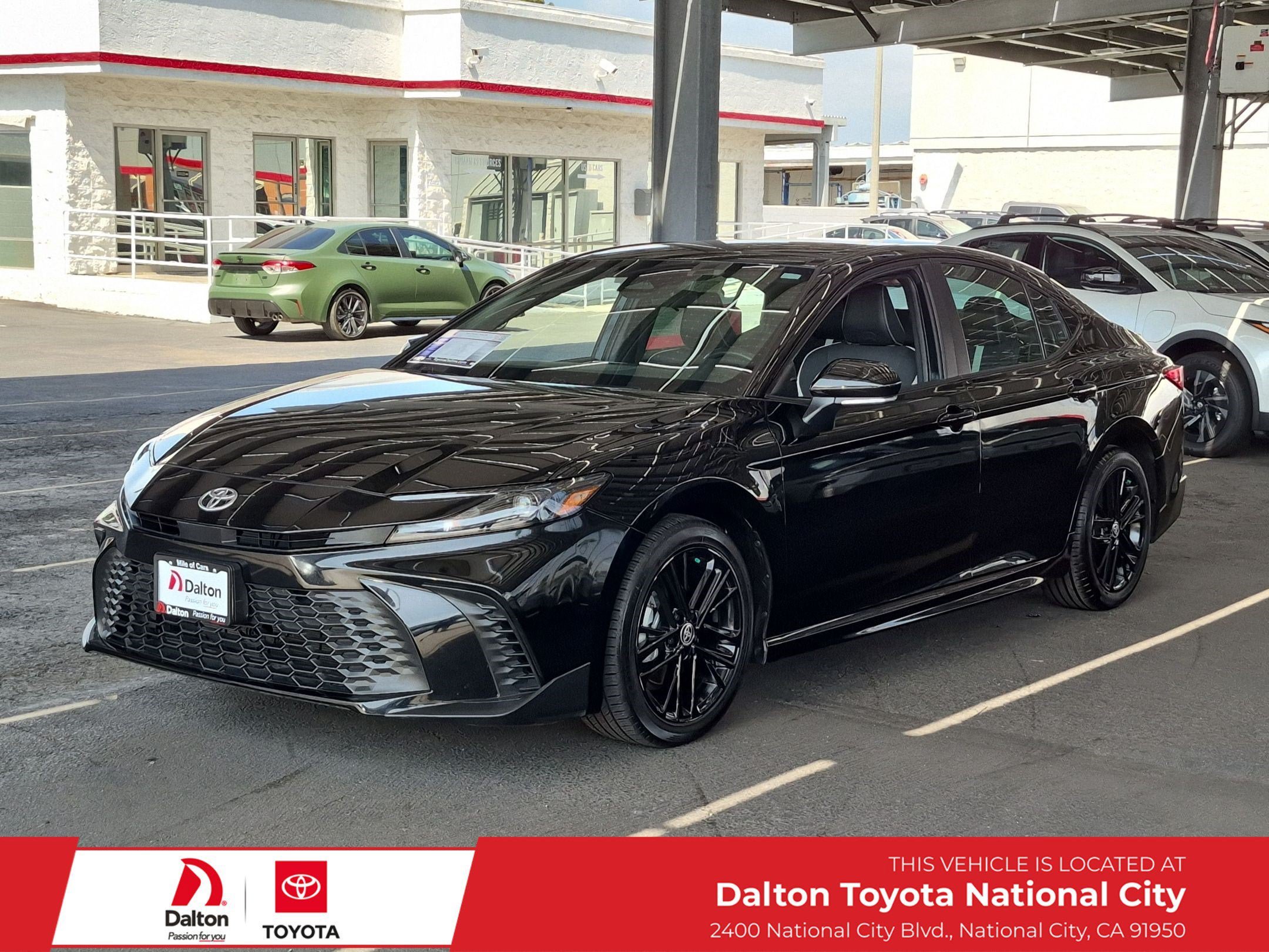 Used 2025 Toyota Camry SE FWD image 1