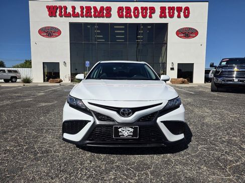 Used 2021 Toyota Camry SE FWD image 2